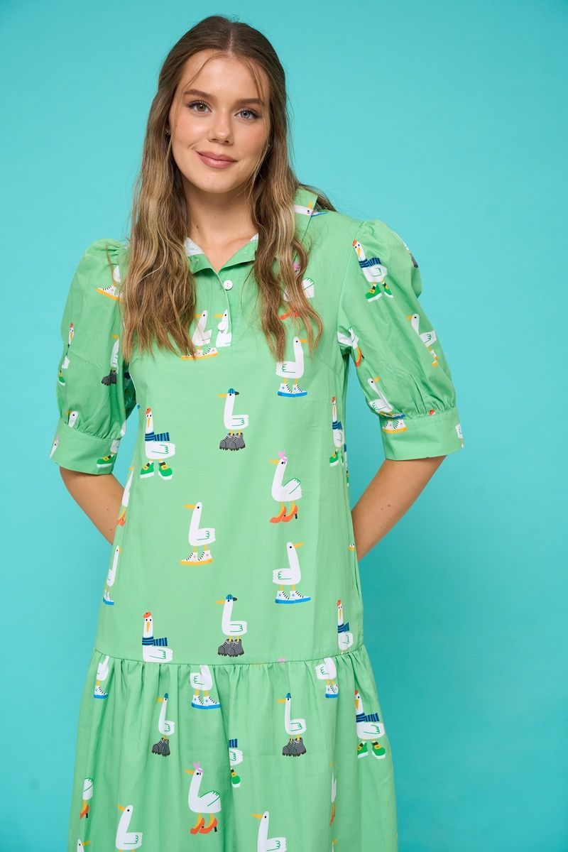 Damska bawełniana sukienka midi w kolorze seledynowym z nadrukiem &bdquo;Gęsi w trampkach&rdquo;