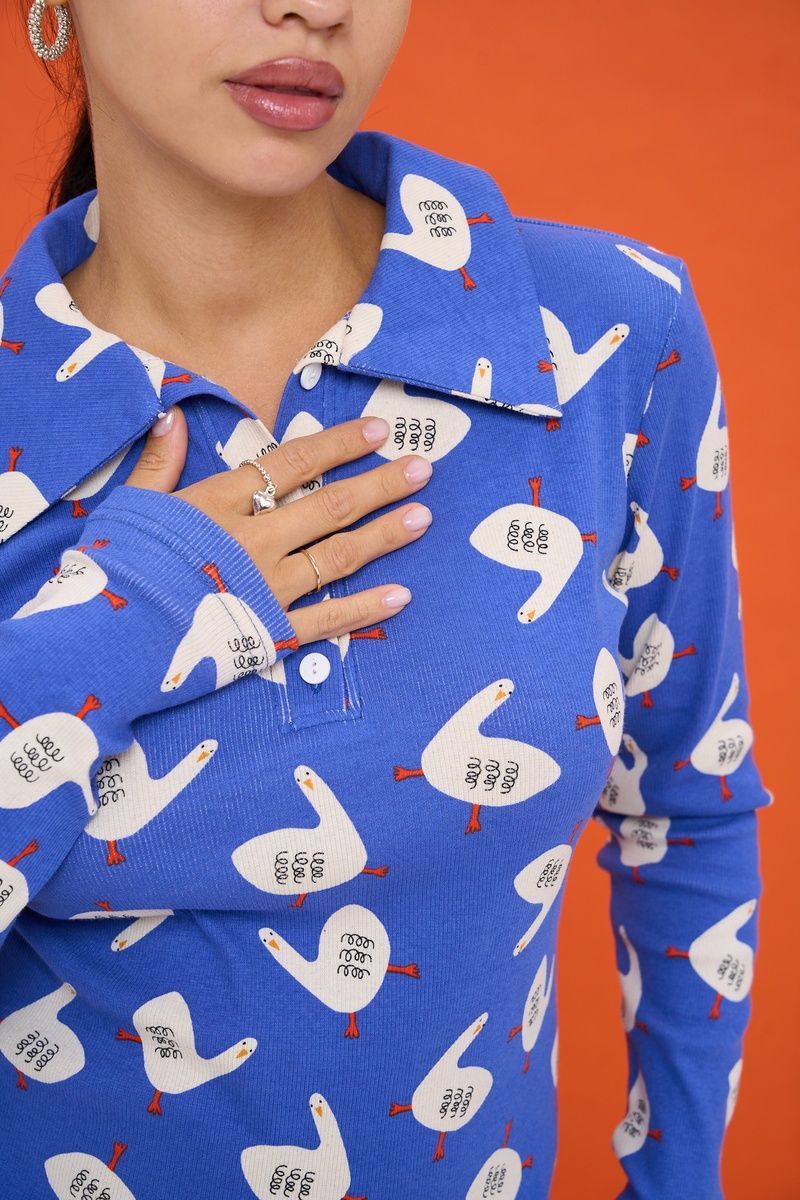 Damski niebieski longsleeve z nadrukiem gęsi